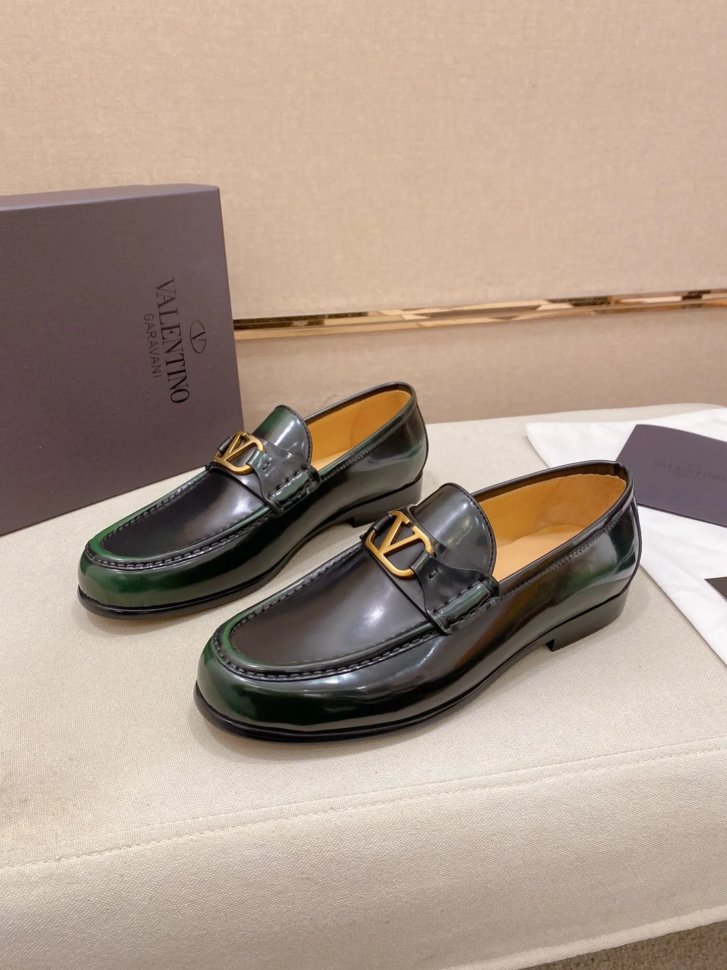 Factory price: 700💰Valentino's new men's V logo micro-label business casual loafers. These Derby loafers are made of imported cowhide leather. They are light in texture and cool in style. The uppers are decorated with brand logo buckles, highlighting the big-brand style! The lines reveal novel urban trends. The toe is round and full, and the rubber foam sole and triple protruding leather welt complement each other. It is extremely fashionable and charming, with dyed calfskin lining, genuine leather feet, and standard logo decoration. It is simple yet elegant. It has a classic European and American loose style and is extremely comfortable on the feet. Size: 39-44 (38.45. Customized)